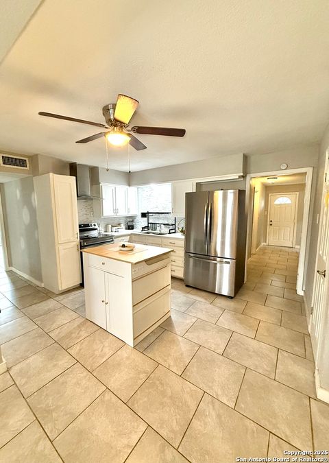 Single Family Residence in Beeville TX 1504 E Bowie Street 4.jpg