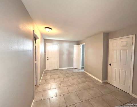 Single Family Residence in Beeville TX 1504 E Bowie Street 12.jpg