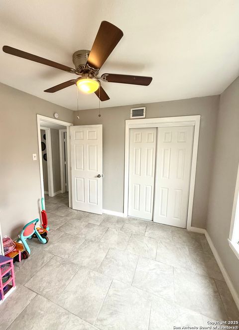 Single Family Residence in Beeville TX 1504 E Bowie Street 8.jpg
