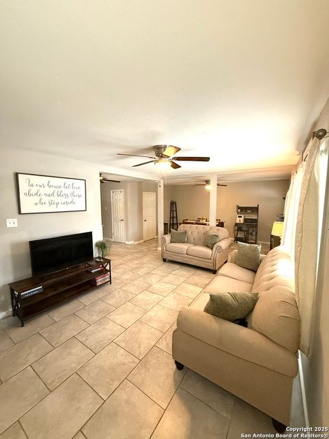 Single Family Residence in Beeville TX 1504 E Bowie Street 1.jpg