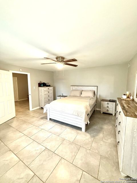 Single Family Residence in Beeville TX 1504 E Bowie Street 13.jpg