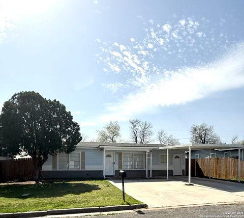 Single Family Residence in Beeville TX 1504 E Bowie Street.jpg