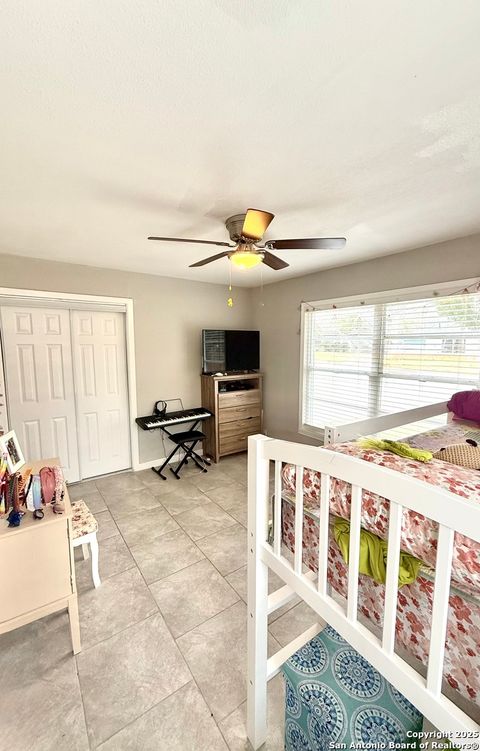 Single Family Residence in Beeville TX 1504 E Bowie Street 5.jpg
