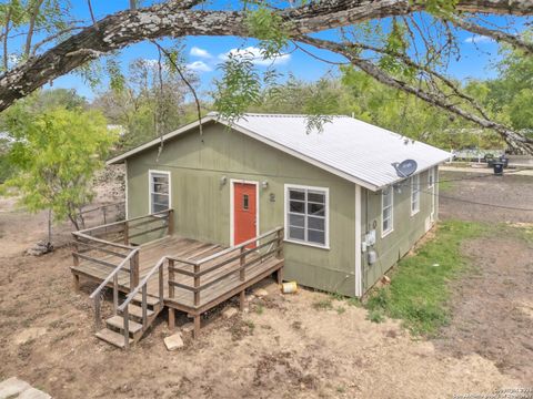 Single Family Residence in Hondo TX 1502 16th St.jpg