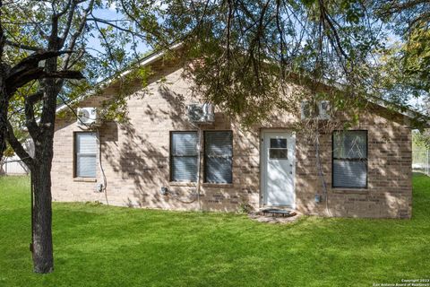 Single Family Residence in LaCoste TX 15812 Buchel St 23.jpg