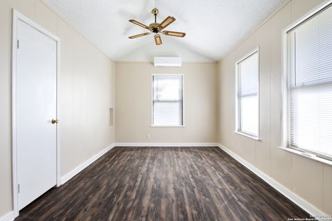 Single Family Residence in LaCoste TX 15812 Buchel St 17.jpg