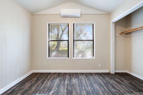 Single Family Residence in LaCoste TX 15812 Buchel St 16.jpg