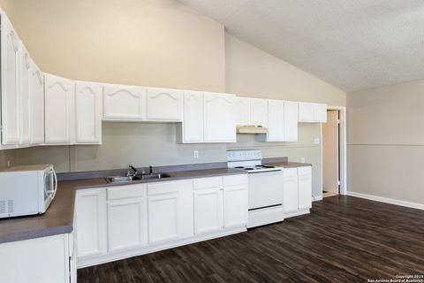 Single Family Residence in LaCoste TX 15812 Buchel St 6.jpg