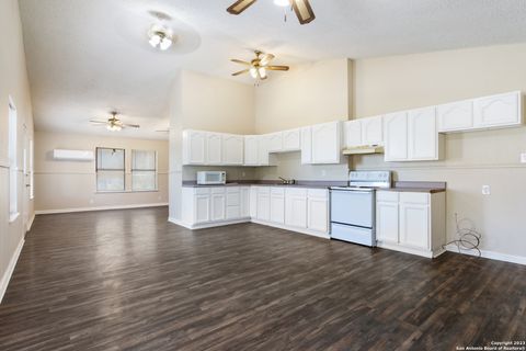 Single Family Residence in LaCoste TX 15812 Buchel St 5.jpg