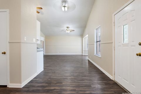 Single Family Residence in LaCoste TX 15812 Buchel St 4.jpg
