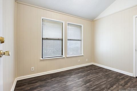 Single Family Residence in LaCoste TX 15812 Buchel St 11.jpg