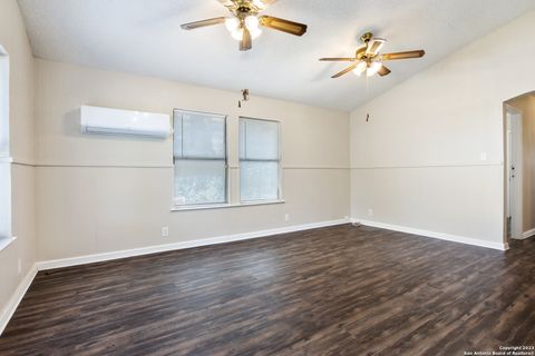 Single Family Residence in LaCoste TX 15812 Buchel St 9.jpg