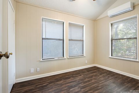 Single Family Residence in LaCoste TX 15812 Buchel St 14.jpg