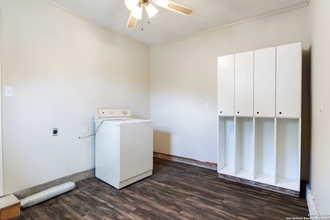 Single Family Residence in LaCoste TX 15812 Buchel St 20.jpg