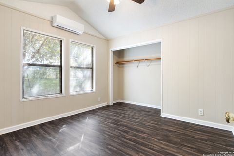 Single Family Residence in LaCoste TX 15812 Buchel St 15.jpg