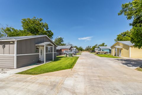  in LaCoste TX 3590 County Road 4713.jpg