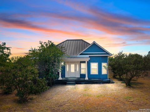 Single Family Residence in Hondo TX 377 County Road 444.jpg
