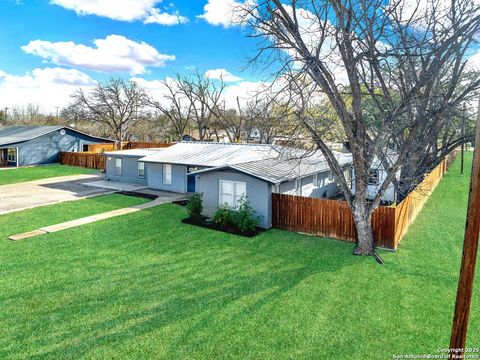 Single Family Residence in Hondo TX 2209 Avenue V.jpg
