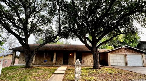 Single Family Residence in Kenedy TX 707 Loma Vista.jpg