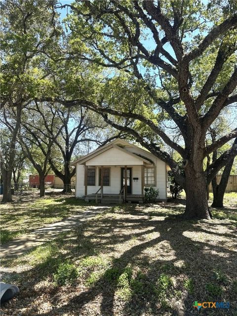Single Family Residence in Refugio TX 207 Vance St.jpg