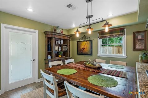 Single Family Residence in Beeville TX 1001 N Adams Street 16.jpg