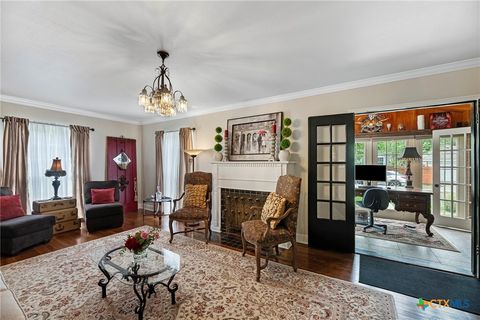 Single Family Residence in Beeville TX 1001 N Adams Street 11.jpg