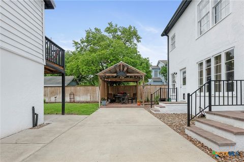 Single Family Residence in Beeville TX 1001 N Adams Street 42.jpg