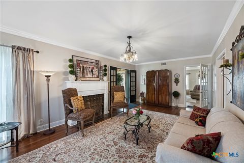 Single Family Residence in Beeville TX 1001 N Adams Street 9.jpg