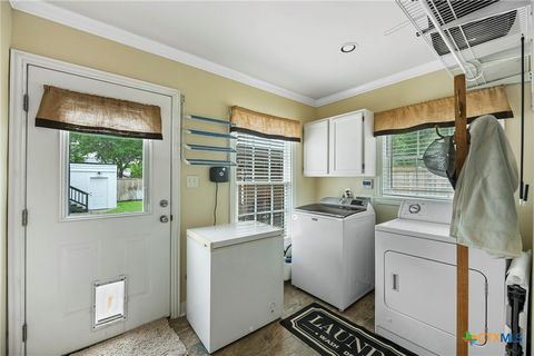 Single Family Residence in Beeville TX 1001 N Adams Street 18.jpg