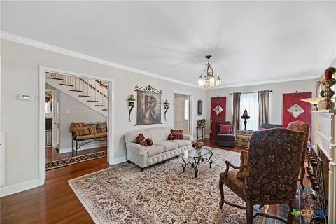 Single Family Residence in Beeville TX 1001 N Adams Street 10.jpg