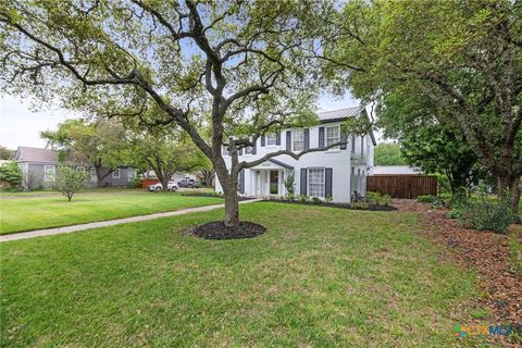 Single Family Residence in Beeville TX 1001 N Adams Street 2.jpg