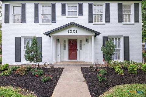 Single Family Residence in Beeville TX 1001 N Adams Street 3.jpg