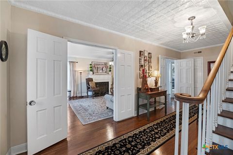 Single Family Residence in Beeville TX 1001 N Adams Street 4.jpg