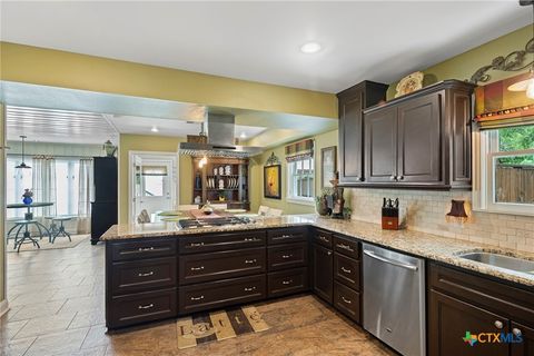 Single Family Residence in Beeville TX 1001 N Adams Street 15.jpg