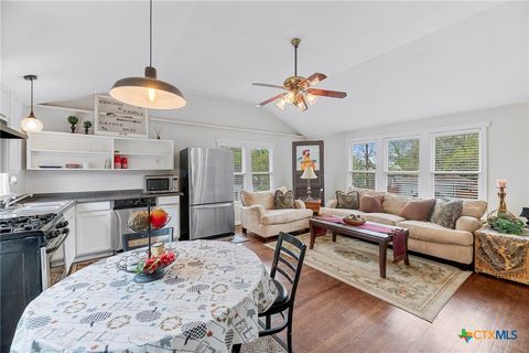 Single Family Residence in Beeville TX 1001 N Adams Street 37.jpg