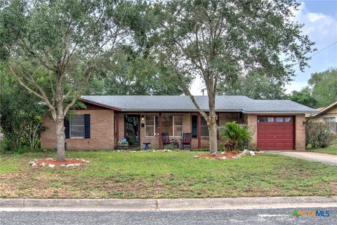 Single Family Residence in Beeville TX 808 E Randall St.jpg