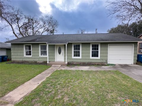 Single Family Residence in Beeville TX 1404 Bowie St.jpg