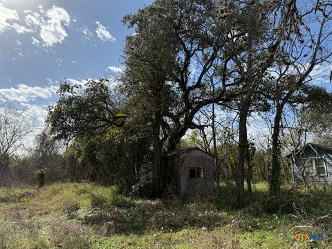 Single Family Residence in Goliad TX 517 E Franklin Street.jpg