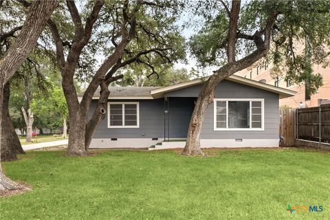 Single Family Residence in New Braunfels TX 571 N Houston Avenue.jpg