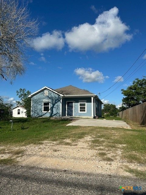 Single Family Residence in Refugio TX 204 Barefield Street.jpg