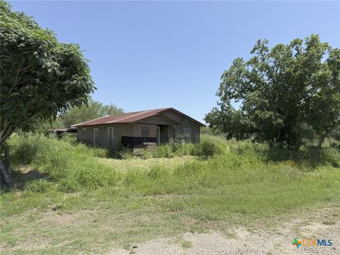 Single Family Residence in Goliad TX 2170 E Fannin Street.jpg