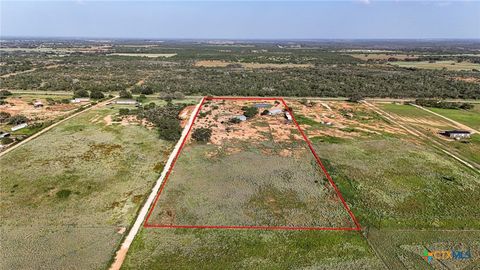 Single Family Residence in Bigfoot TX 5754 FM 2504.jpg