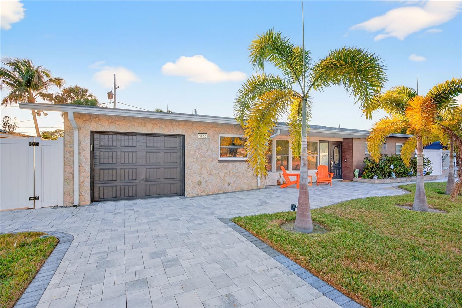 5235 40 St, Saint Petersburg, FL 33711 photo