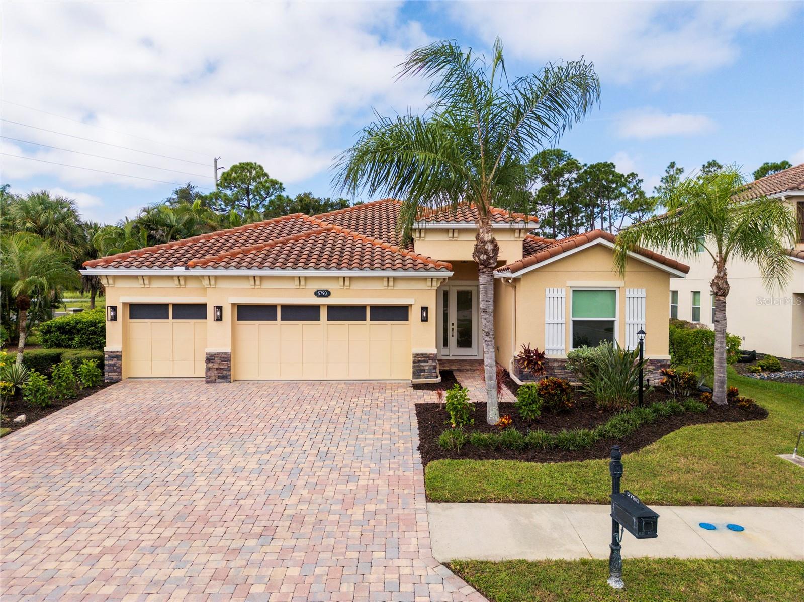 5790 Rock Dove Dr, Sarasota, FL 34241