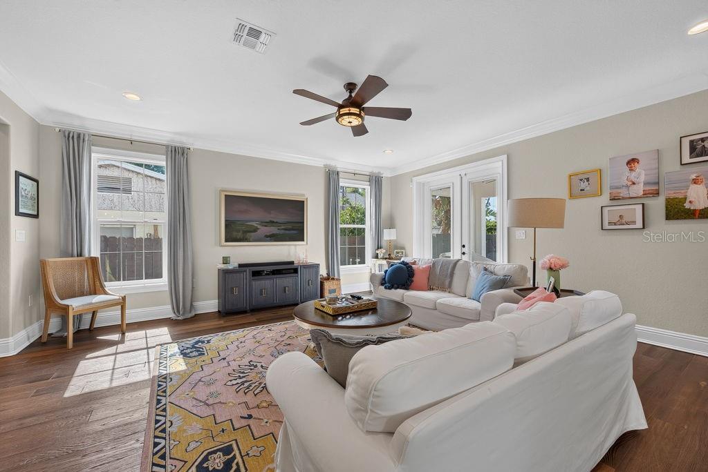 626 35 Ave, Saint Petersburg, FL 33704 photo
