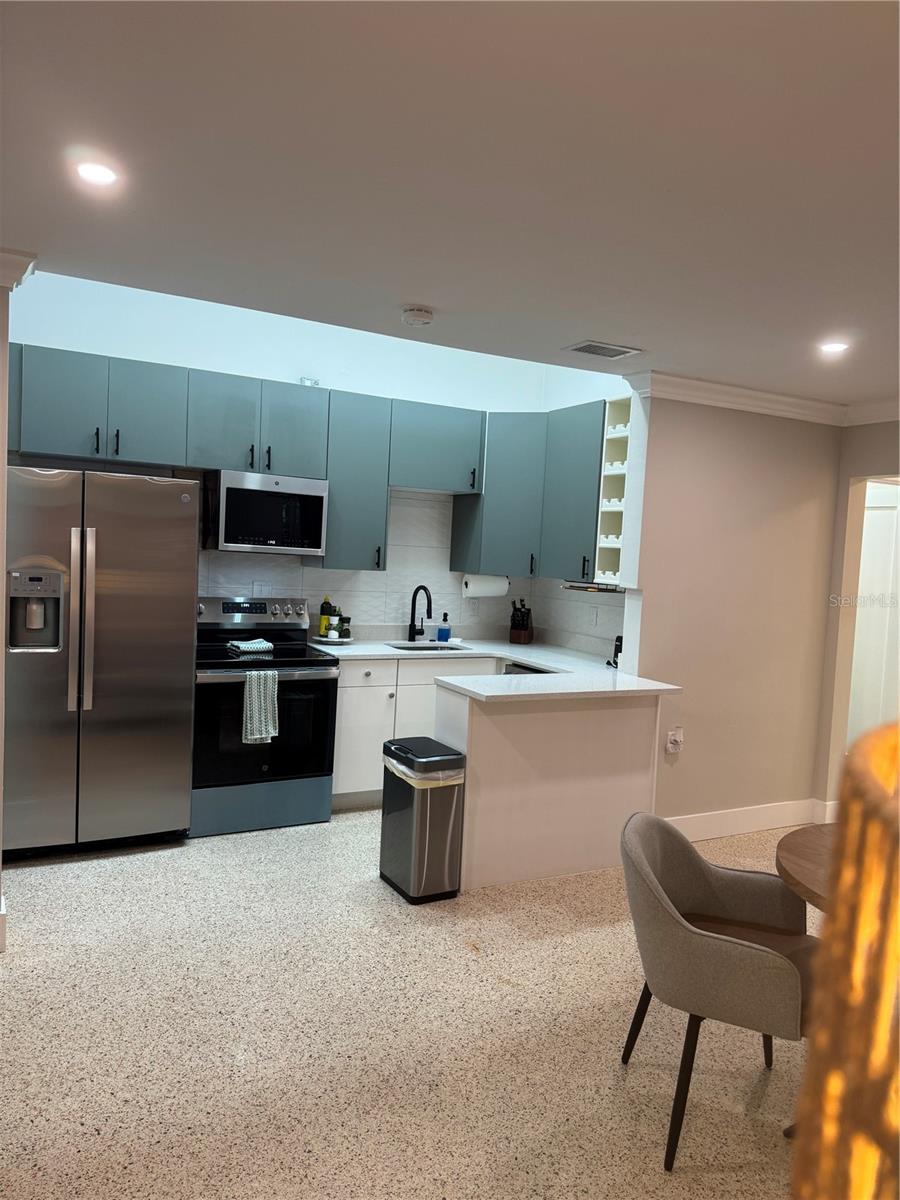 319 20 Ave, Saint Petersburg, FL 33705 photo