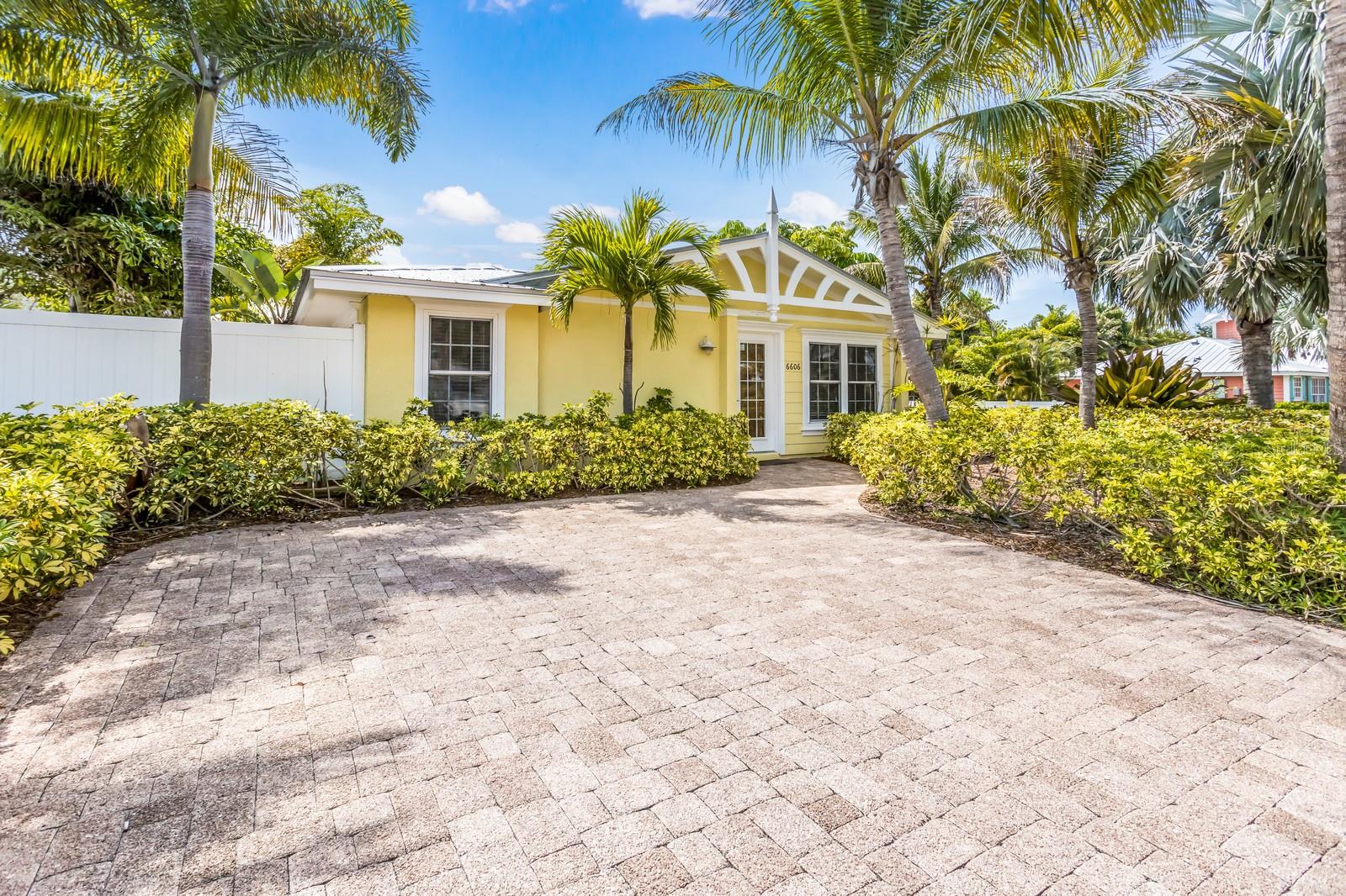 6606 Holmes Blvd, Holmes Beach, FL 34217