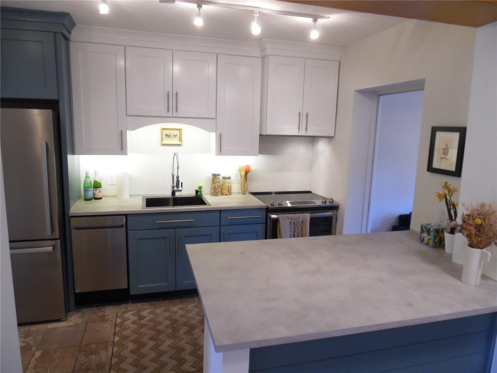 5487 70 Way, Saint Petersburg, FL 33709 photo