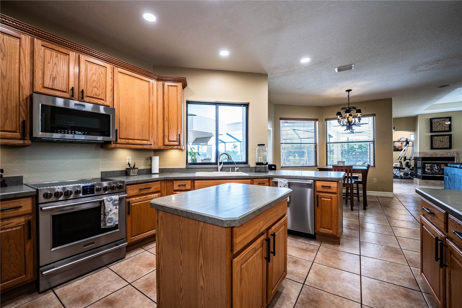 2205 Chesterfield Cir, Lakeland, FL 33813 photo