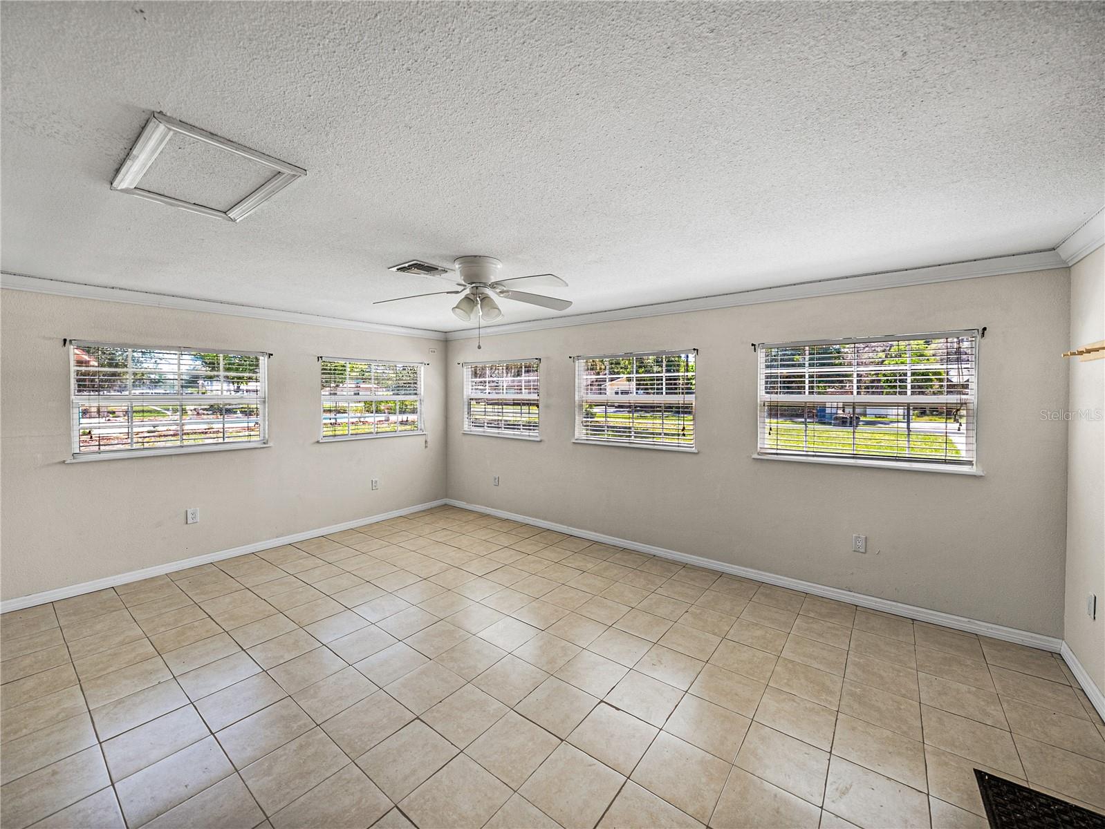 Single Family Residence in DADE CITY FL 34477 POINSETTIA PLACE 9.jpg